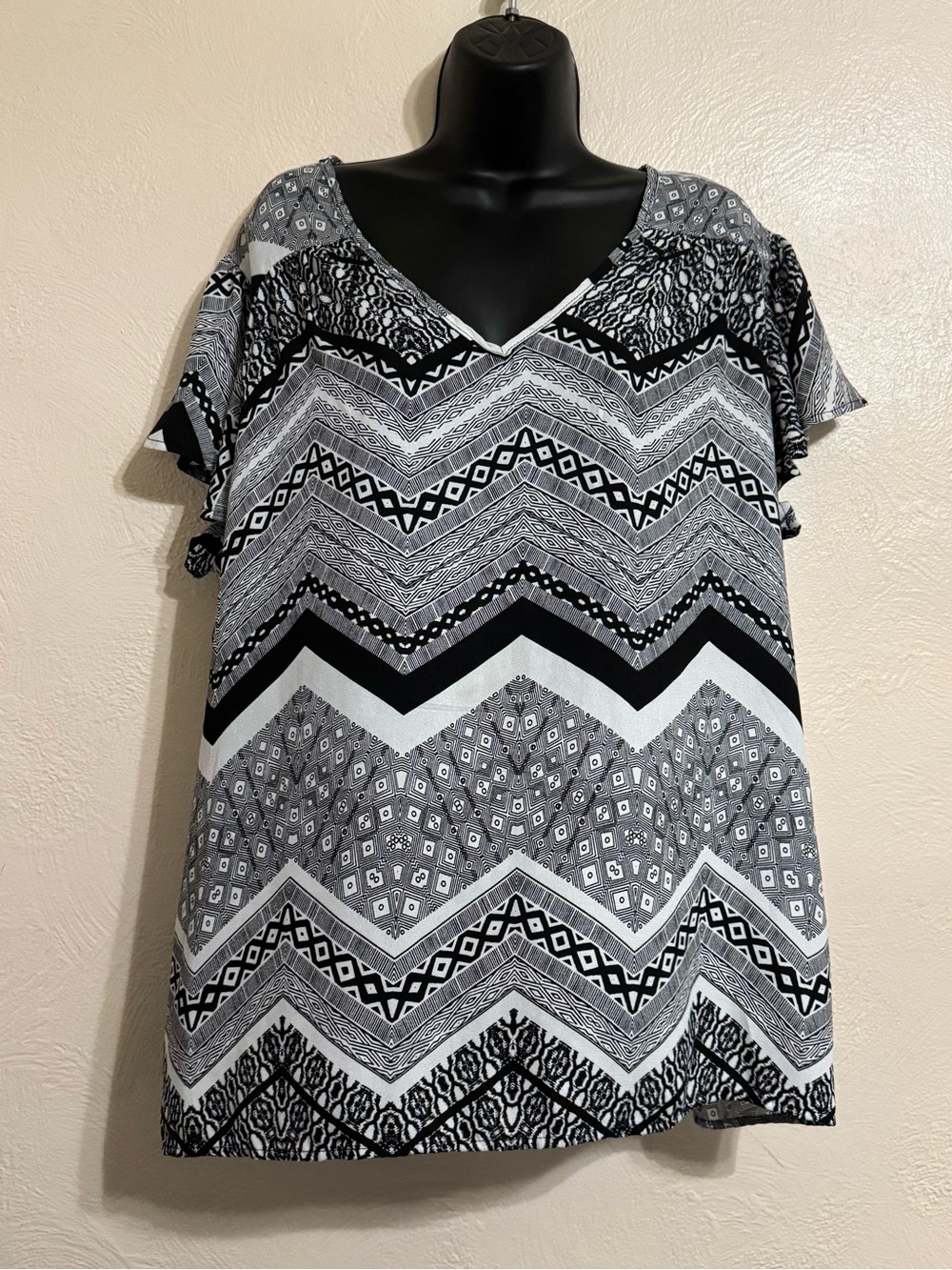 V-Neck Chevron Print Short Sleeve Blouse - Black & White 0217